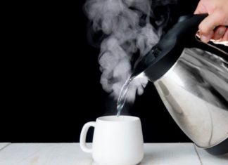 ნახეთ რა მოხდება თუ ერთი თვის განმავლობაში უზმოზე ცხელ წყალს დალევთ!