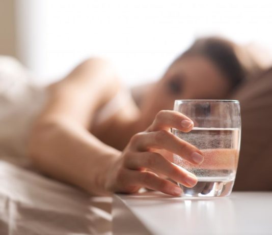 აი, რატომ უნდა დადგათ ღამით საწოლთან ერთი ჭიქა წყალი. საჭირო ინფორმაციაა