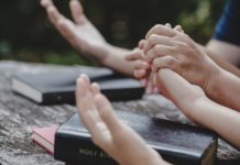 ეს არის ლოცვა დევნილი ქრისტიანებისთვის, რომელიც შთაგაგონებთ, ილოცოთ მათთვის , მთელ მსოფლიოში მრავალი მორწმუნე იდევნება და ითმენს გაჭირვებას.