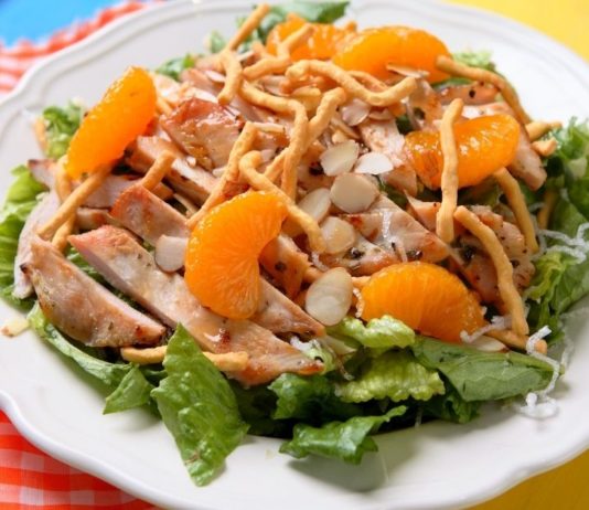 თუ თქვენ გიყვარს ექსპერიმენტები და არ გეშინიათ მისი აუცილებლად უნდა გააკეთეოთ ქათმის სალათი მანდარინით და კიტრით