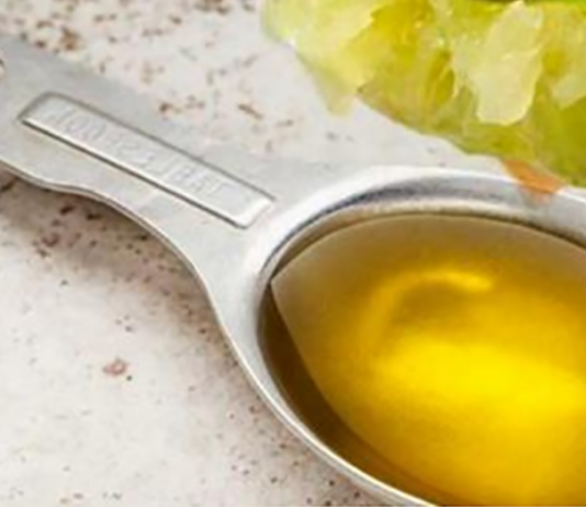 შეურიეთ 1 ლიმონის წვენი 1 სუფრის კოვზ ზეითუნის ზეთს და დაიმახსოვრეთ ეს რეცეპტი თქვენი სიცოცხლის ბოლომდე!