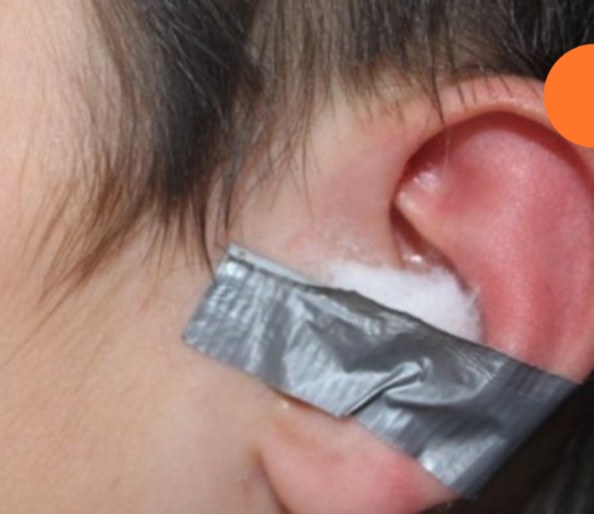 მან ყურში ბამბა ჩაიდო და მთელი ღამე ასე გაიჩერა. გაარკვიეთ რატომ?