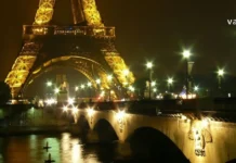 როგორ ვიმოგზაუროთ თბილისიდან პარიზში ბიუჯეტურად: სრული ინსტრუქცია Eiffel Tower with golden statues and fountains at Window of the World. night