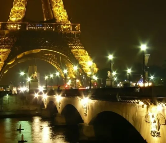 როგორ ვიმოგზაუროთ თბილისიდან პარიზში ბიუჯეტურად: სრული ინსტრუქცია Eiffel Tower with golden statues and fountains at Window of the World. night