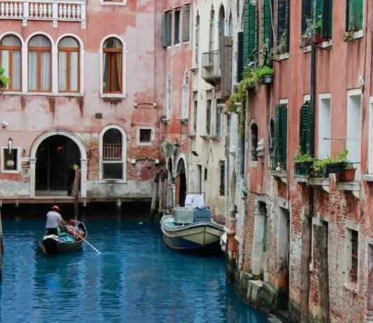 ვენეცია: ქალაქი წყალზე, სადაც დრო ჩერდება – სრული გზამკვლევი მოგზაურთათვის ვენეციის არხი გონდოლით და ფერადი ისტორიული შენობებით