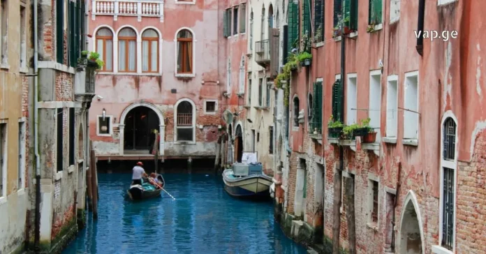 venecia ვენეციის არხი გონდოლით და ფერადი ისტორიული შენობებით